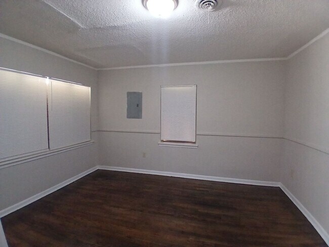 Building Photo - Renovated 2 bedroom 1 bath Duplex - Open To Section 8 - $99 Move In Special