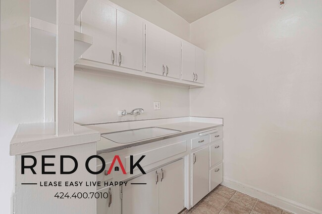 Foto del edificio - 570 N Rossmore Ave