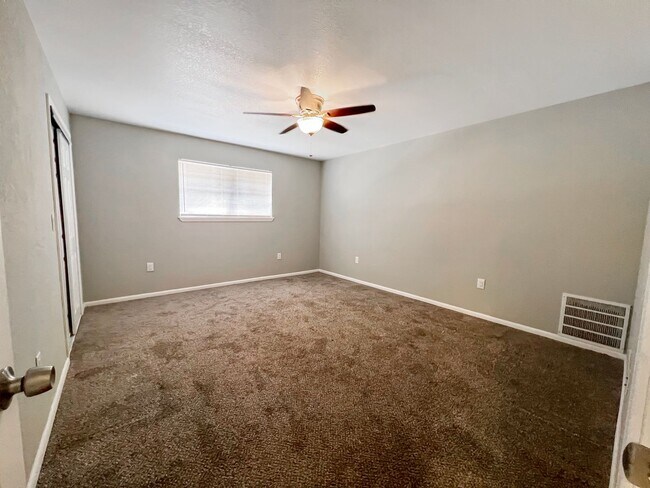 Building Photo - 2313 N Cielo Dr