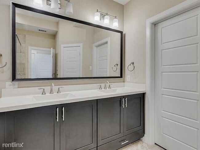 Foto del edificio - 3 br, 3 bath House - 5876 Orion Pl
