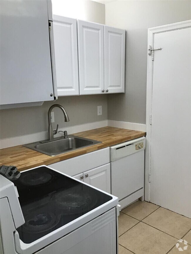 Apartments near Providence Holy Cross Medical Center in Fort Lauderdale