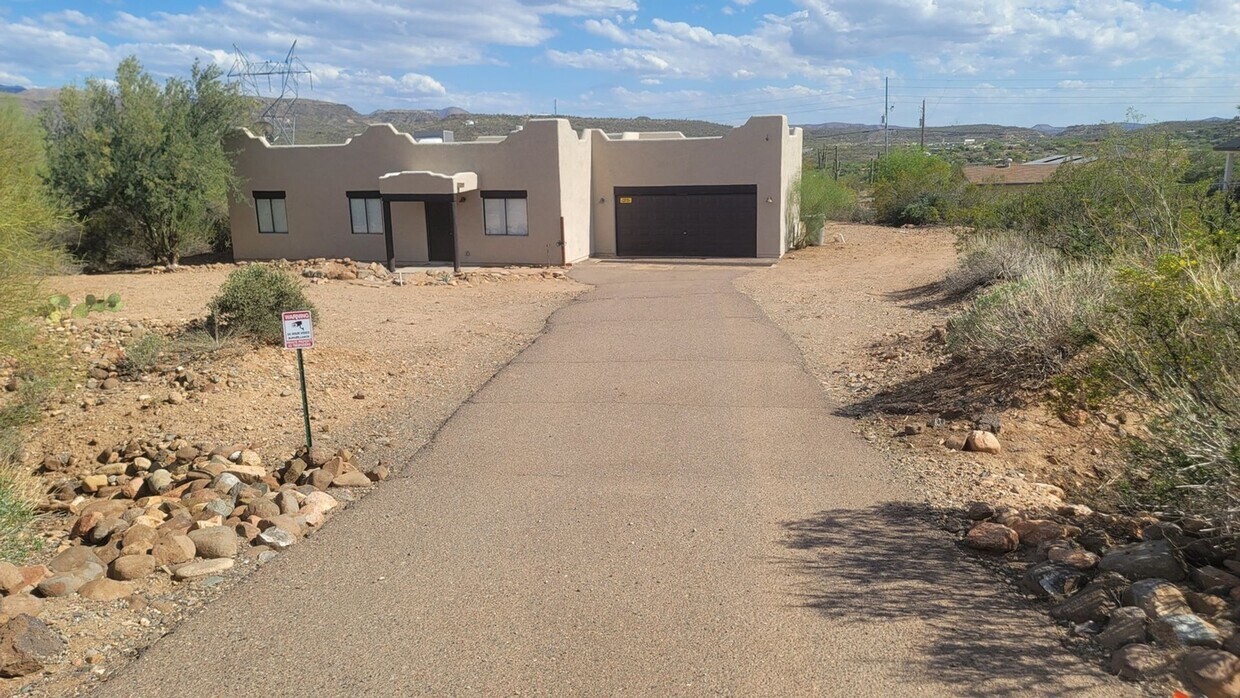 Foto principal - Charming 3BR House in Black Canyon City