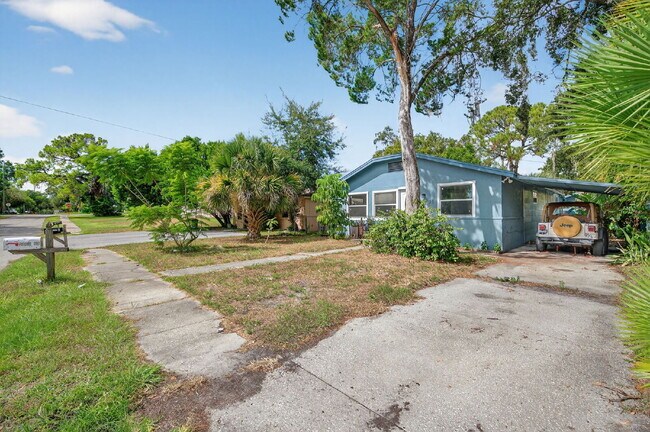 Foto del edificio - Location, Location, location! Large 3 Bedroom, 2 Bathroom Home for rent. This home has recently b...