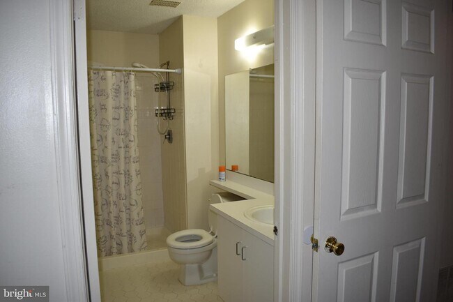 Building Photo - 4 Poillon Ct