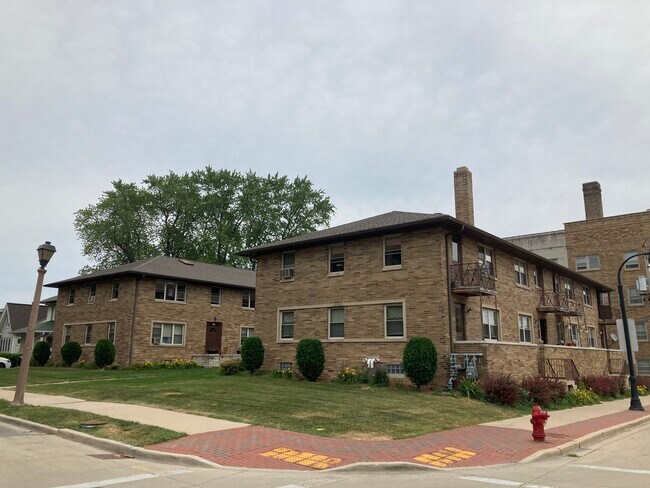 Capitol Dr and Farwell Ave - 4000 N Farwell Ave