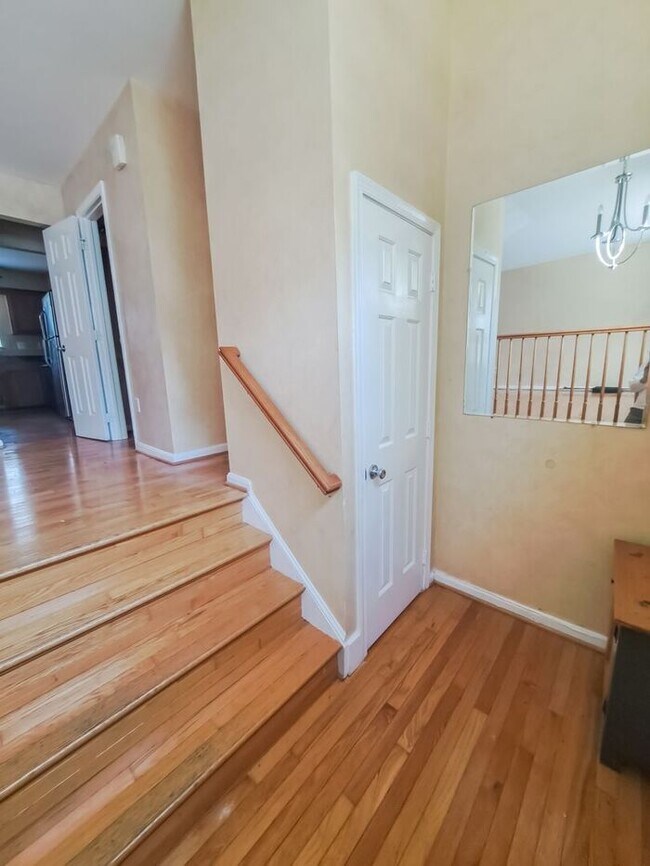 Building Photo - Gorgeous 3-Level Townhome Near Metro, Hard...
