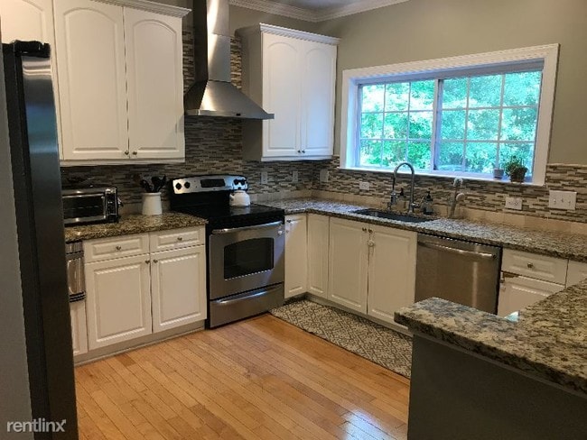Building Photo - 4 br, 2.5 bath House - 210 Lakeshore Dr