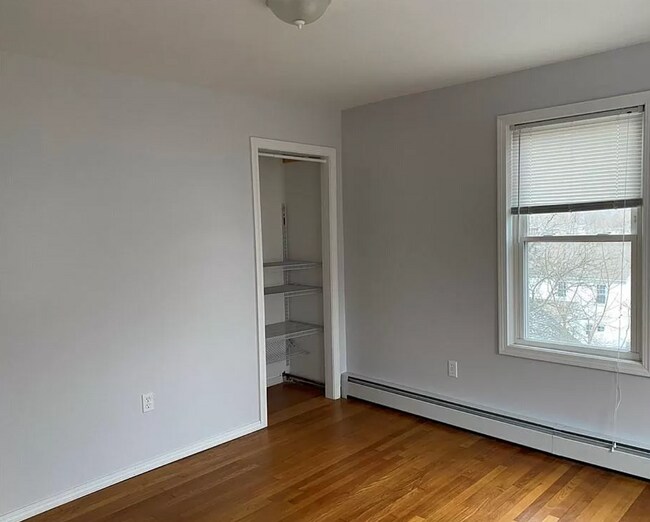 Corner bedroom - 18 Crouch St