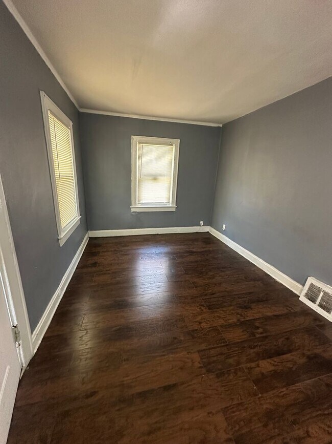 Building Photo - 2 Bedroom 1 Bath