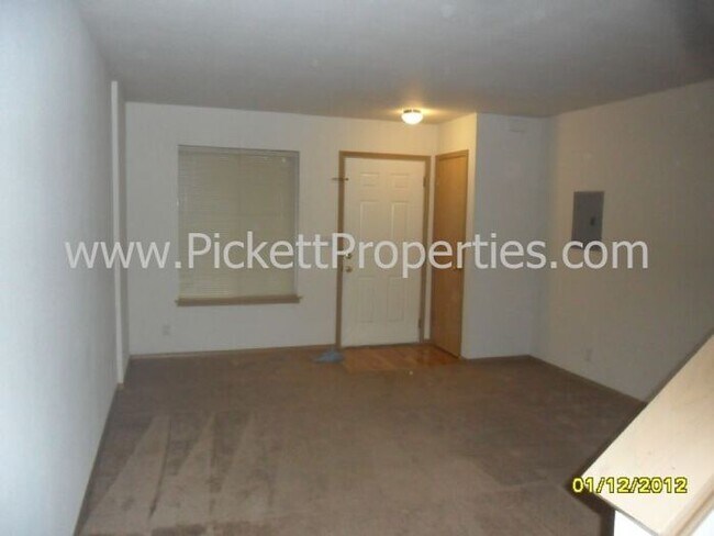 Building Photo - 3 Bedroom Townhome in East Bremerton