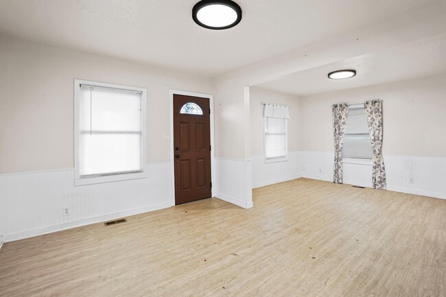 Building Photo - 1327 E Walton Ave