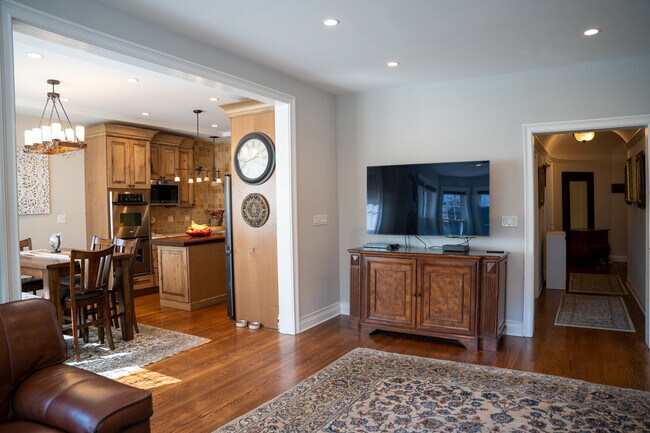 Foto del edificio - 2946 N Pine Grove Ave