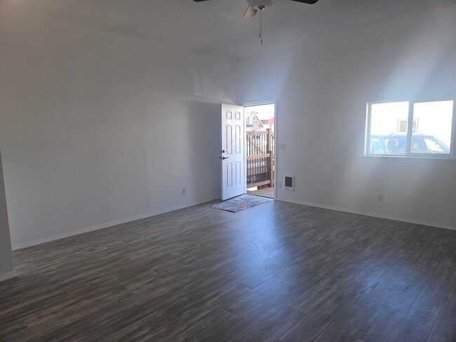 Building Photo - 703