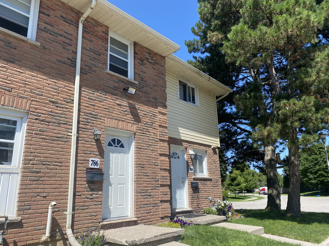 Primary Photo - Huron Meadows Townhouses