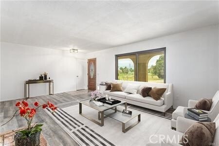 Foto del edificio - 19725 Mariposa Ave