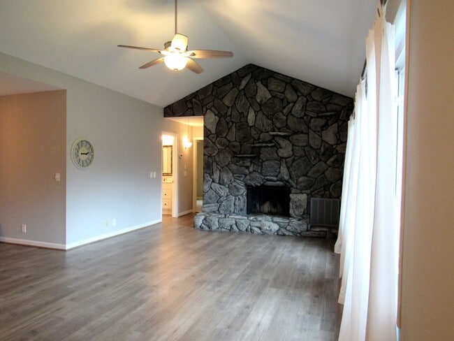 Building Photo - Great 3 Bdrm / 2 Bath Condo Now Available!
