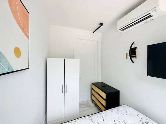 Building Photo - Furnished room/NOT APARTMENT