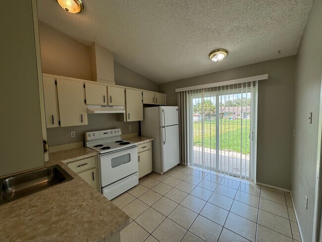 Foto del edificio - FANTASTIC 2 Bed 2 Bath Duplex with a HUGE ...