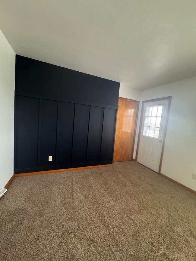 Building Photo - Menomonee Falls 3 bedroom upper