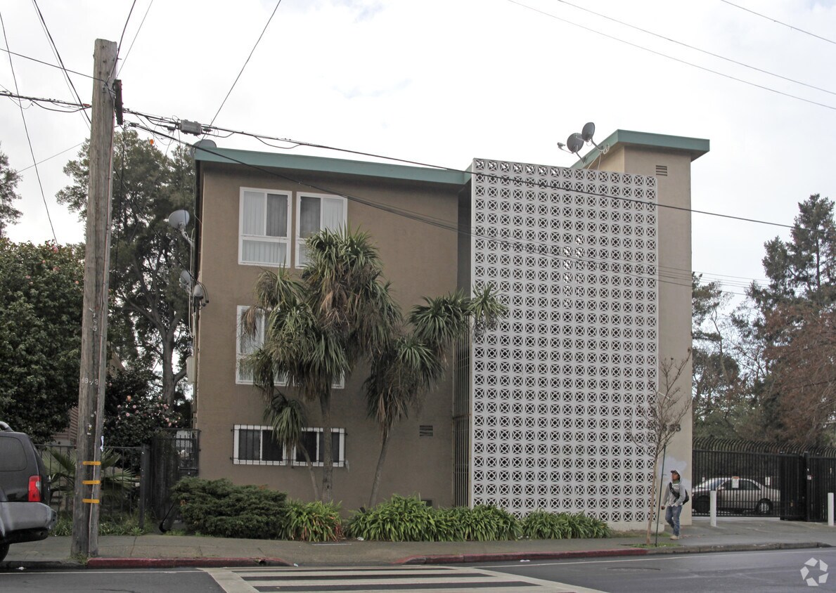 Building Photo - 2833 Foothill Blvd