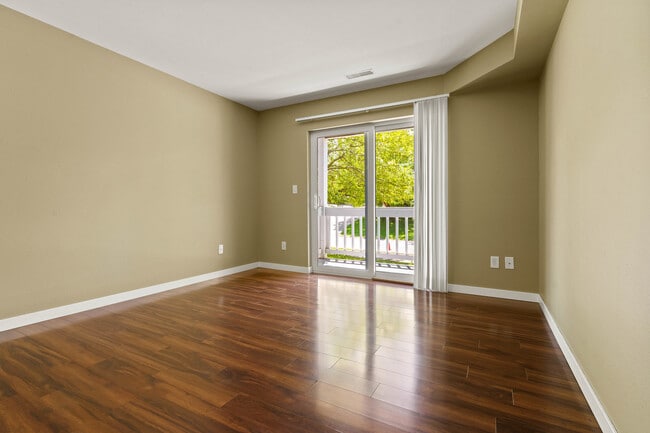 Building Photo - Oakcrest Condominiums