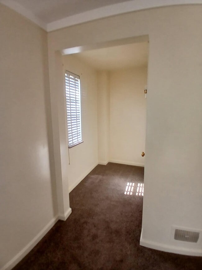 Photo - 5720 Hamilton Ave (Cincinnati, OH) Apartment