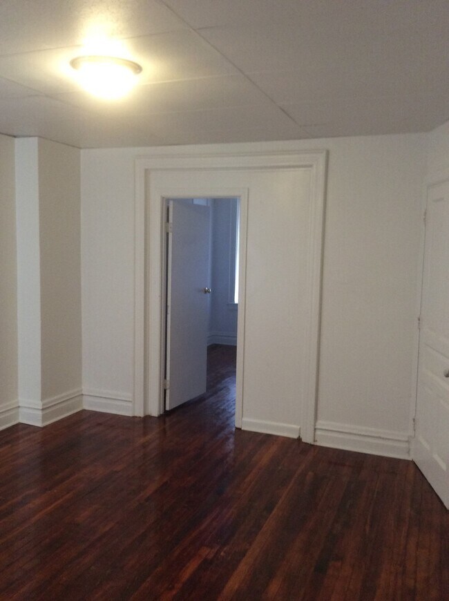 Building Photo - Section 8 Eligible-1st floor with Parking-...