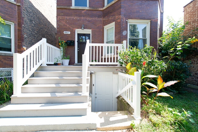 Building Photo - 4807 N Paulina St