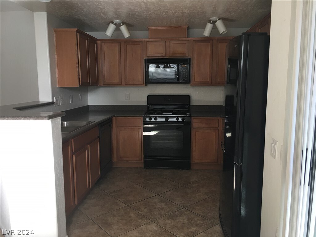 Building Photo - 6868 Sky Pointe Dr