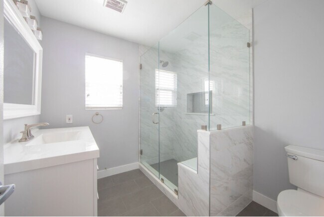 Beautiful, Large hall bathroom w/ storage - 3415 Plata St
