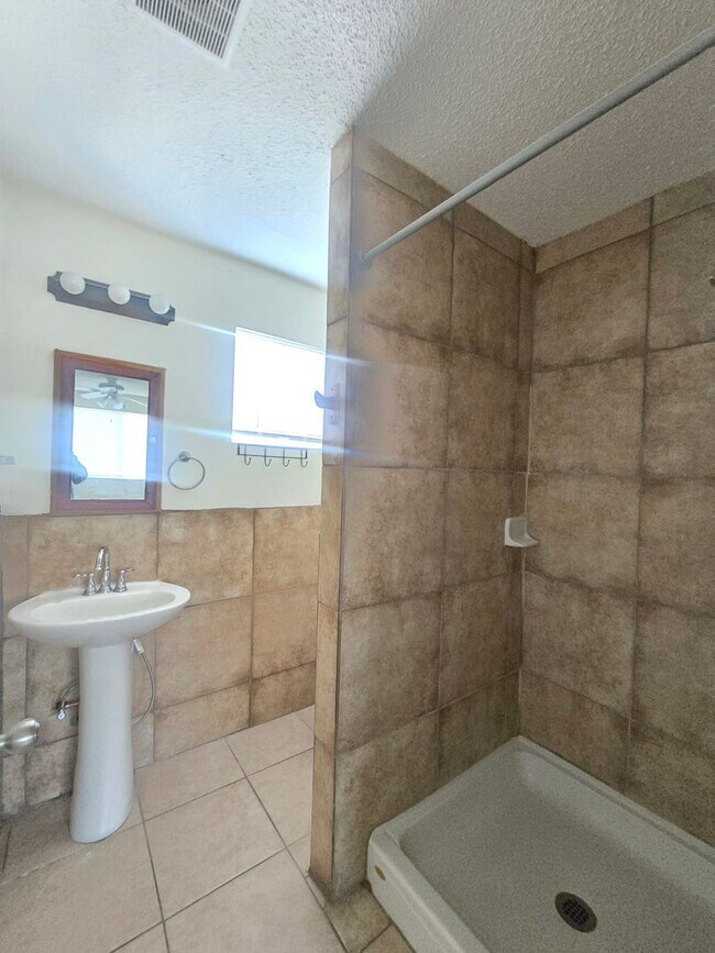 Building Photo - 2010 W Lumber St