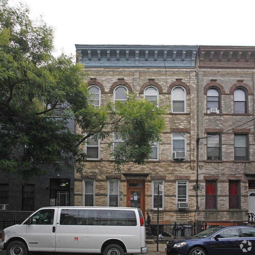 Foto del edificio - 18-72 Menahan St