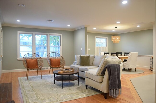 Building Photo - 1606 Glenbrook Terrace