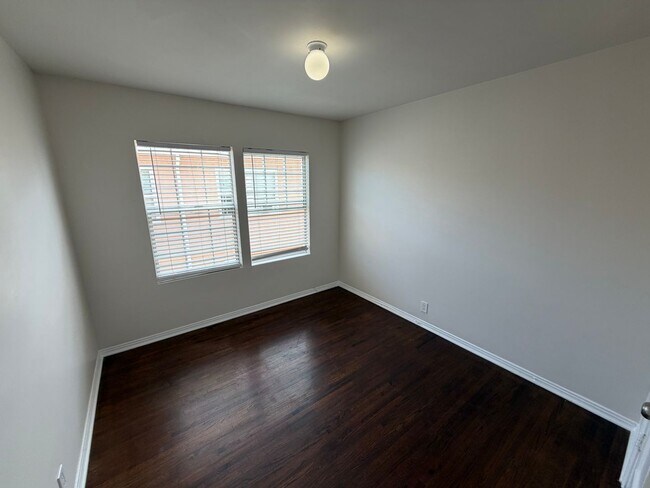 Foto del edificio - 5458 Kinston Ave