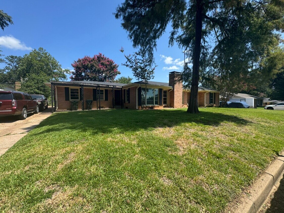 Primary Photo - Coming Soon: Spacious 3 Bedroom 2 Bath-Hom...