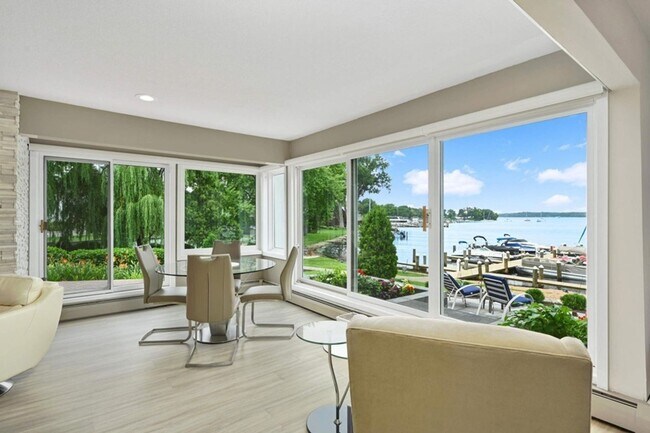 Foto del edificio - Spacious Main-Level Living in the Heart of Excelsior