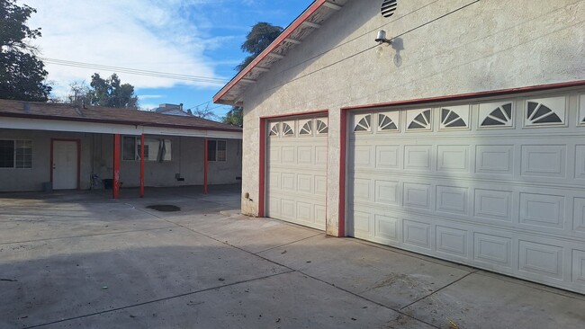 Building Photo - Charming 4 Bedroom 2 Bathroom home with Bonus Room Near Planz Park!