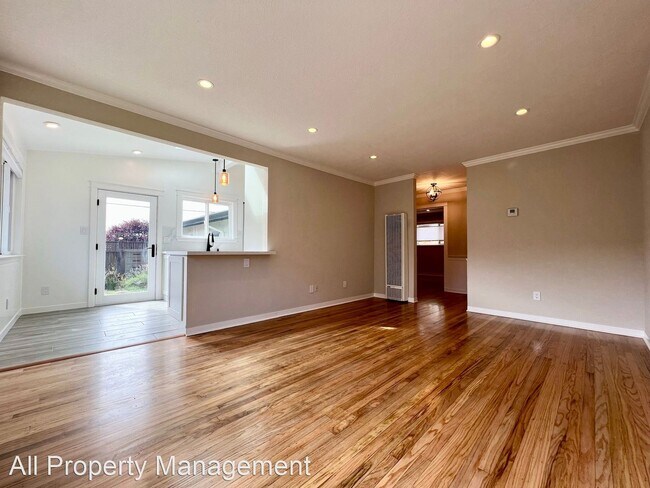 Building Photo - 2 br, 1 bath House - 751 Bradford Way Unit A