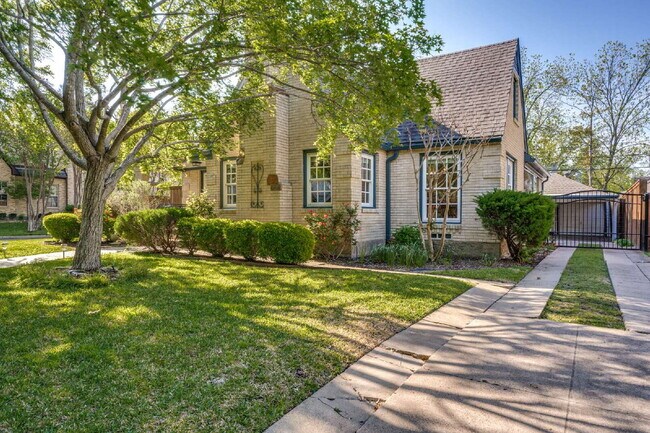 Foto del edificio - A Stunning, Updated Home in the heart of Dallas