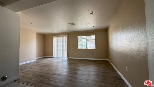 Foto del edificio - 1210 W 39th St