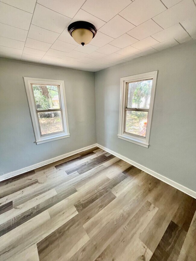 Foto del edificio - NICE 3BR/1BA Home With Large Yard, Covered...