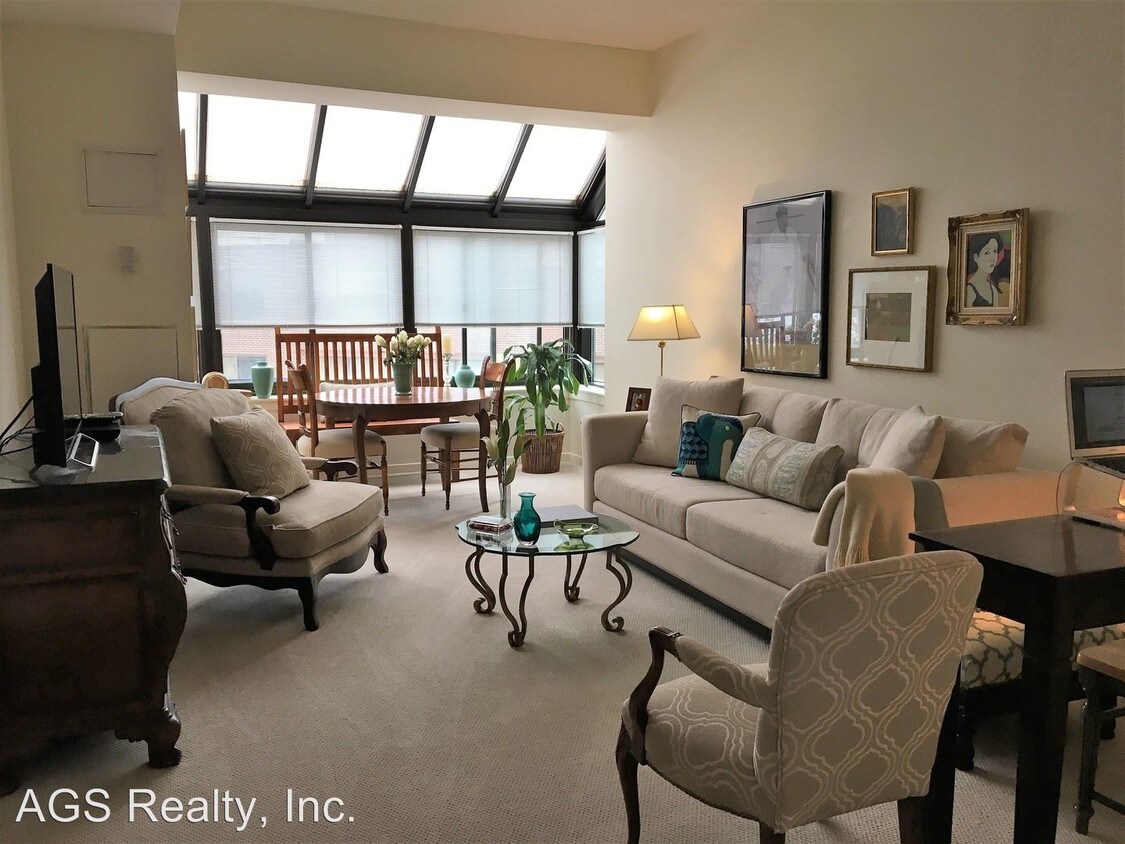 Foto principal - 2111 Wisconsin Ave NW
