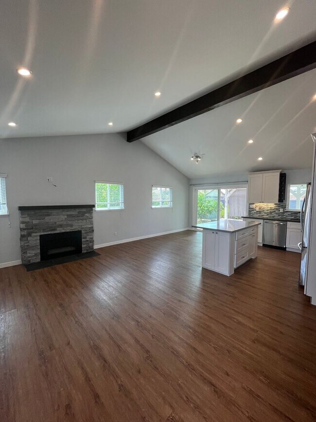 Foto del edificio - CHARMING 3BD/2BA SINGLE FAMILY HOME IN CLA...