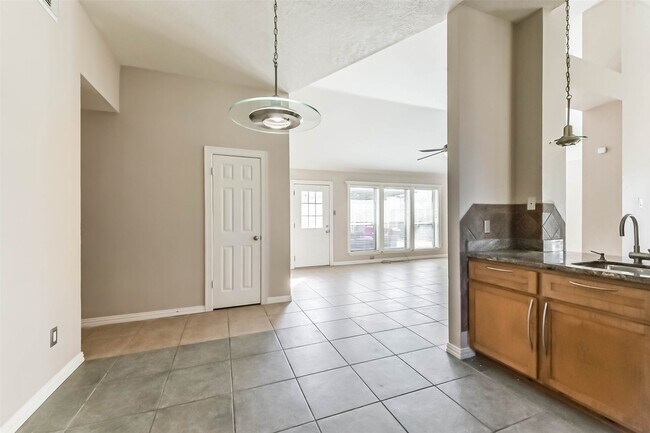 Foto del edificio - 2533 Potomac Dr