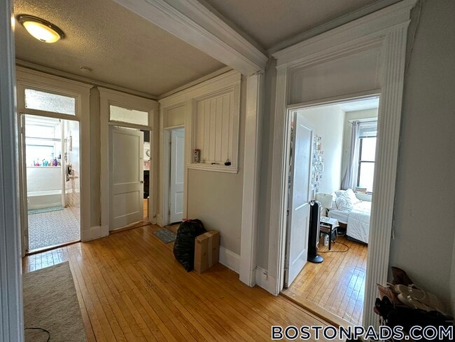 Building Photo - 32 Glenville Ave