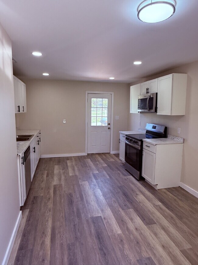 Foto del edificio - Stand Alone Home - Newly Redone Interior 3 Bedroom 2 Bathroom Corner lot near Virginia Lynchburg ...