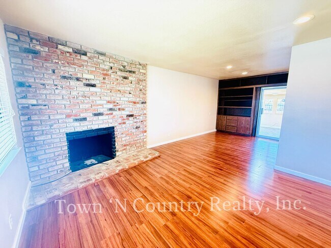 Building Photo - Charming 3-Bedroom Home with Modern Update...