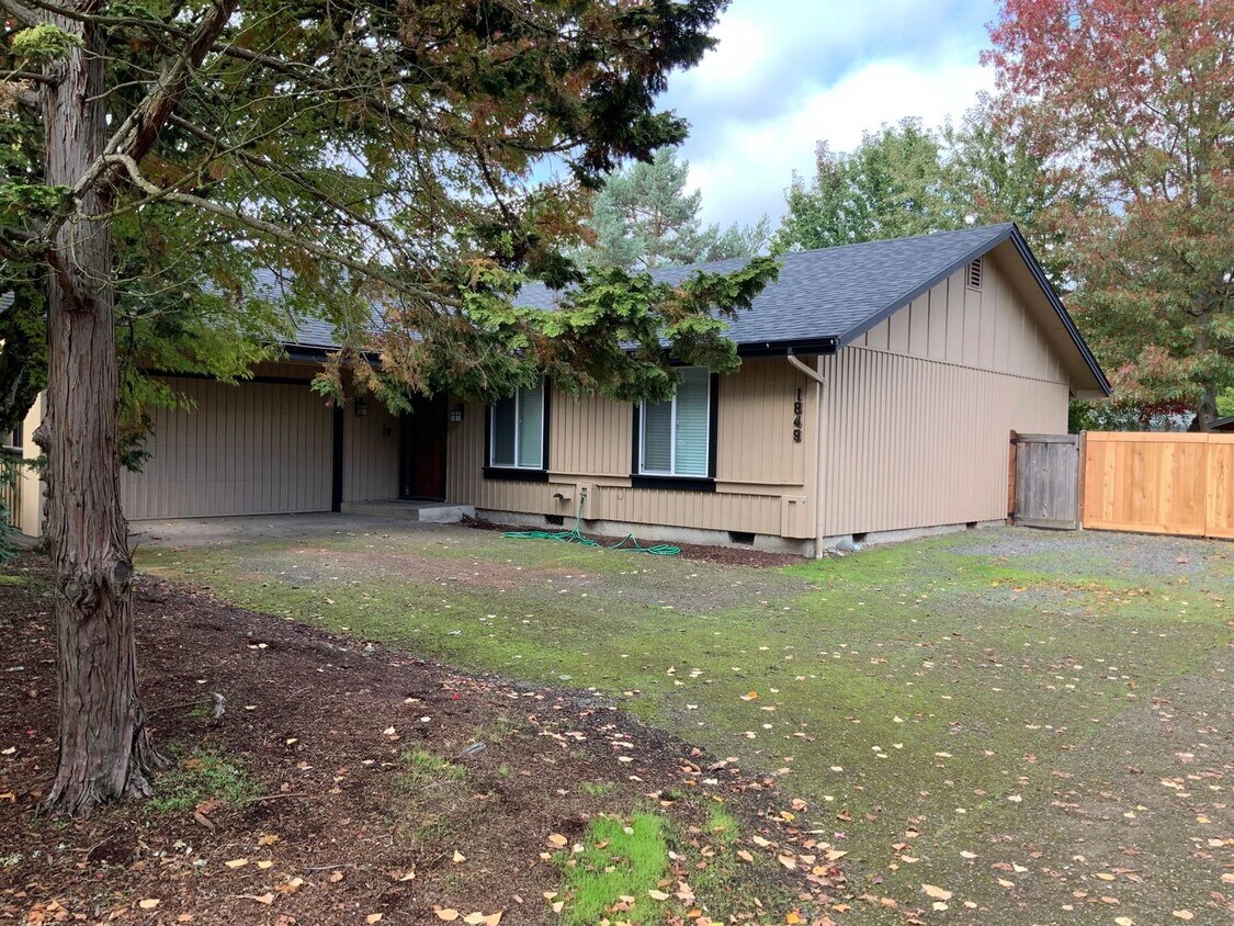 Primary Photo - 3 Bedroom House in N. Eugene