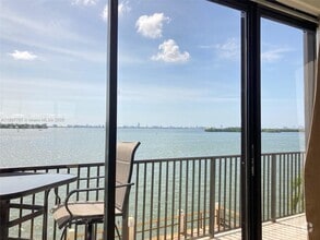 Building Photo - 7845 NE Bayshore Ct