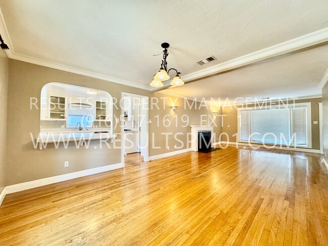 Building Photo - Pet Friendly 2-Bedroom Gem in Hollywood Pa...